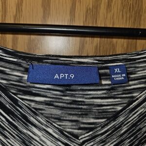 Apt. 9 Monochrome Striped V-Neck Top XL